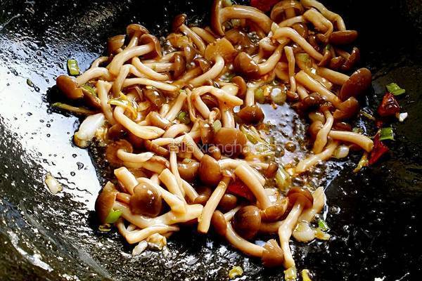 蚝油莴笋炒鸡腿菇的做法图解5