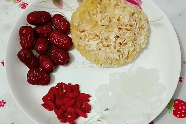 银耳枸杞红枣汤的做法图解1
