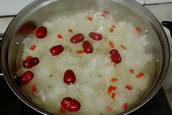 银耳枸杞红枣汤的做法图解5