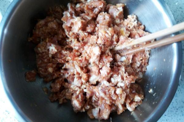 豇豆角木耳肉包子的做法图解5