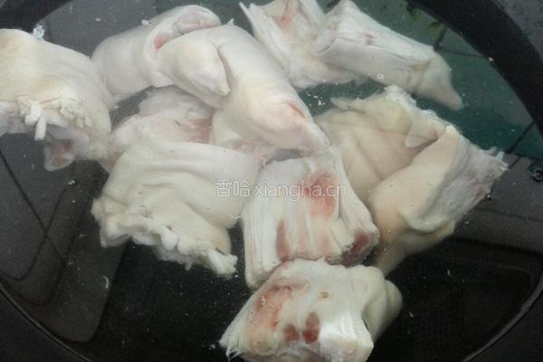 红烧猪蹄炖黄豆的做法图解3