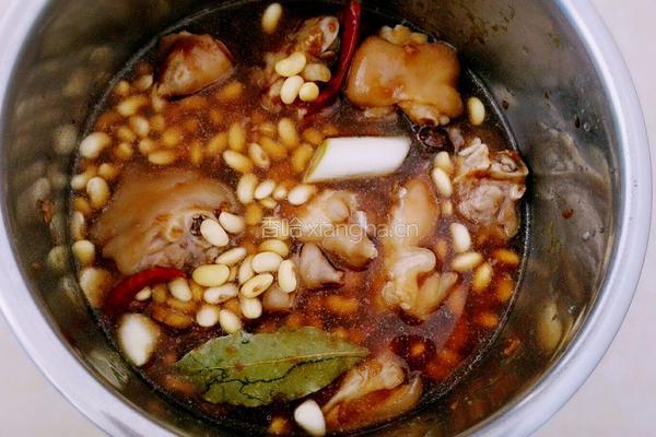 红烧猪蹄炖黄豆的做法图解6