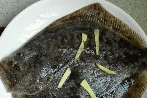 火腿清蒸多宝鱼的做法图解2