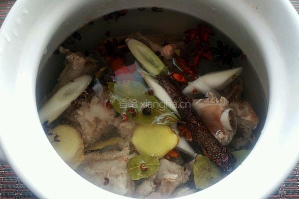 东北酸菜炖排骨的做法图解3