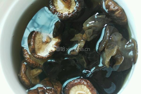虾米菌菇汤的做法图解1