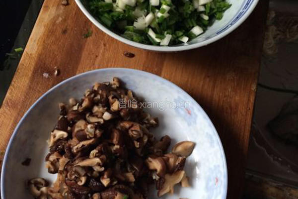 香菇猪肉饺子的做法图解2