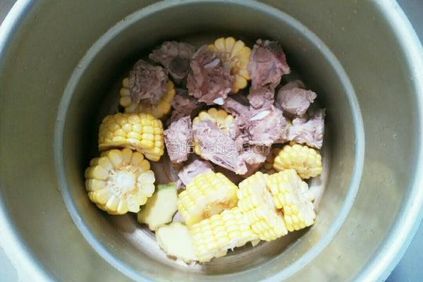 玉米炖排骨的做法图解4