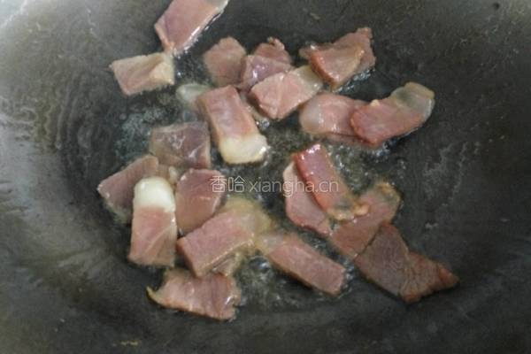 青椒蒜苗炒腊肉的做法图解2