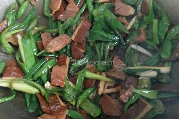 青椒蒜苗炒腊肉的做法图解4