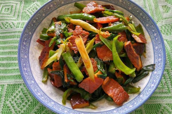青椒蒜苗炒腊肉的做法图解5