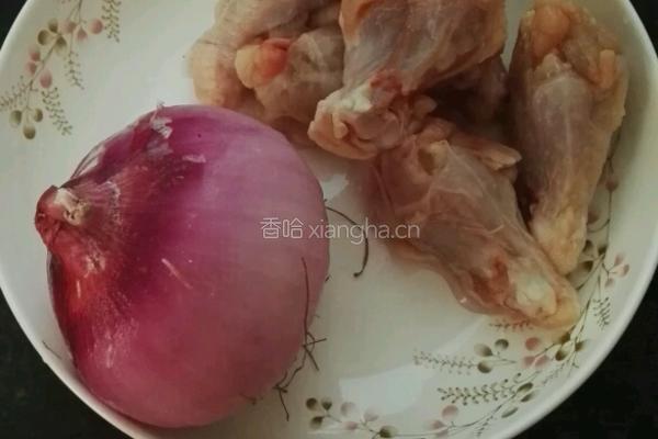 洋葱焖鸡翅根的做法图解1