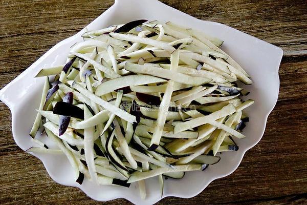 茄子炒肉丝的做法图解3
