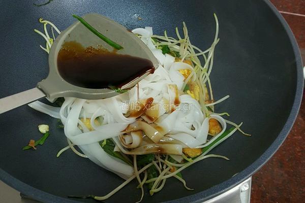 鸡蛋银芽炒河粉的做法图解6