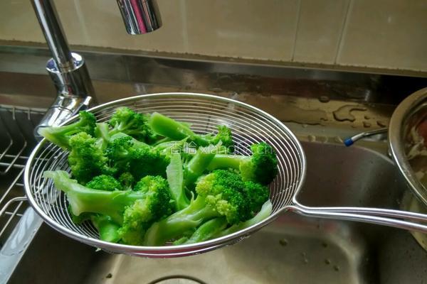 西兰花炒鸡蛋的做法图解3