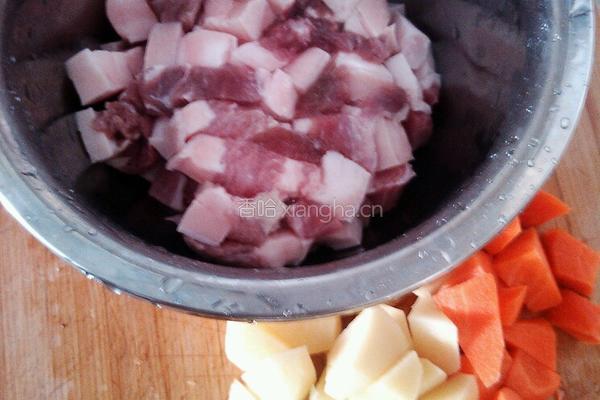土豆胡萝卜红烧肉的做法图解1