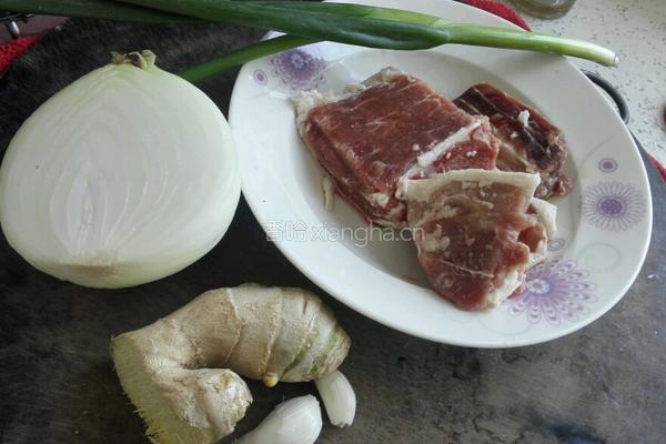 爆炒羊肉圆葱的做法图解1