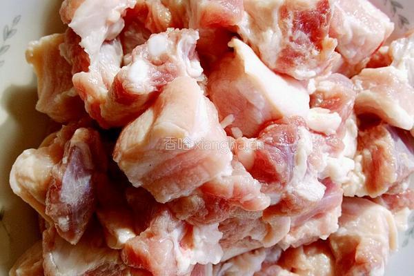 五花肉炖土豆的做法图解1