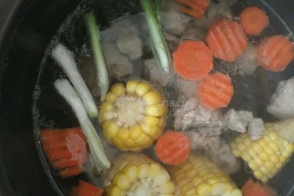 玉米红萝卜排骨汤的做法图解7