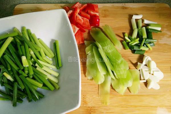 莴笋蒜苔炒鸡蛋的做法图解2