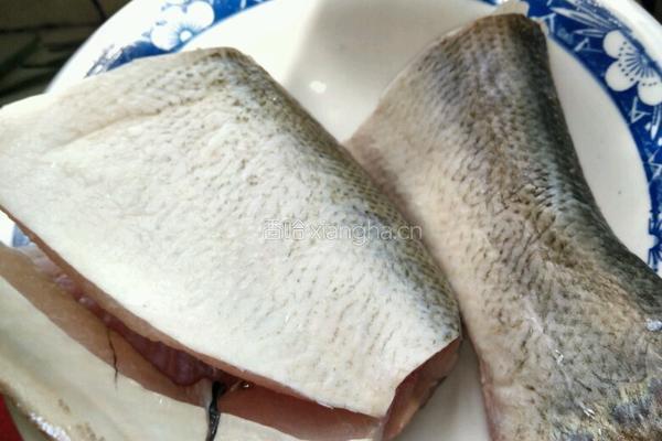 酸辣白鲢鱼的做法图解1