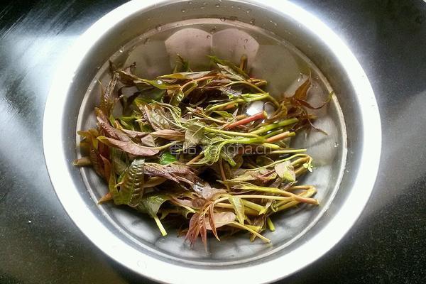 炸香椿鱼的做法图解1