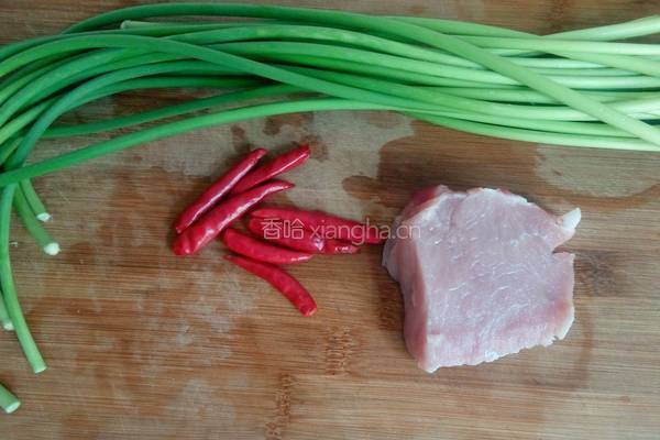 肉丝炒蒜苔的做法图解1