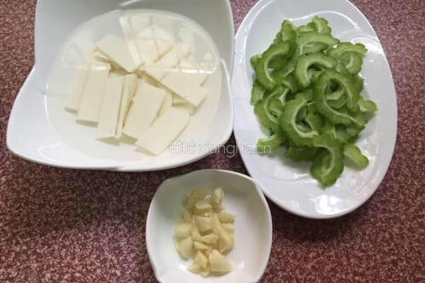 清炒苦瓜山药片的做法图解2