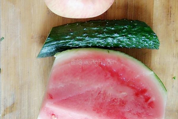西瓜黄瓜苹果汁的做法图解1