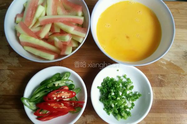 西瓜皮炒鸡蛋的做法图解2