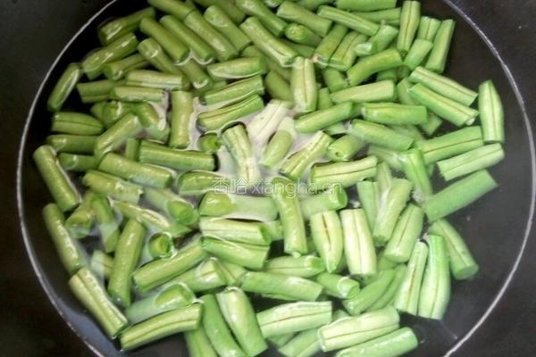 西红柿炒豆角的做法图解3
