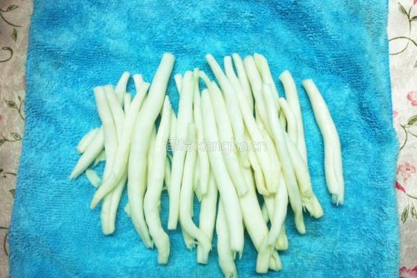 手撕香菇根的做法图解2