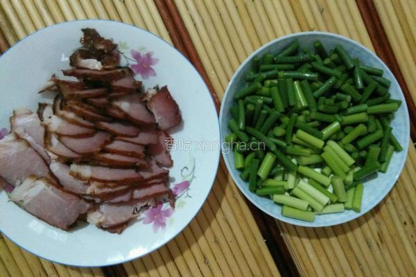 蒜苔炒腊肉的做法图解1