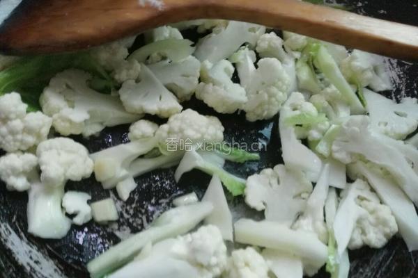 辣椒炒花菜的做法图解5
