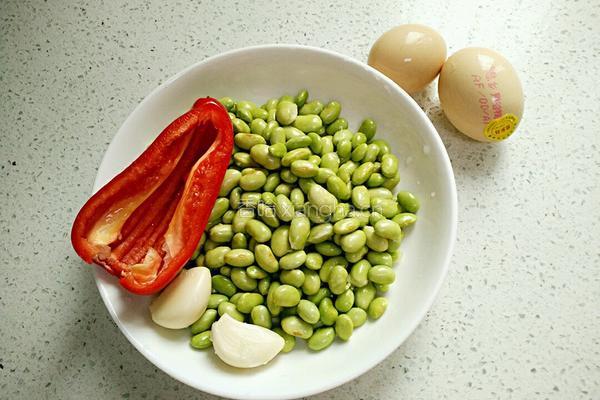毛豆炒鸡蛋的做法图解1