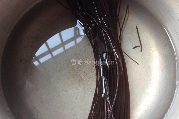 凉拌酸辣蕨根粉的做法图解1