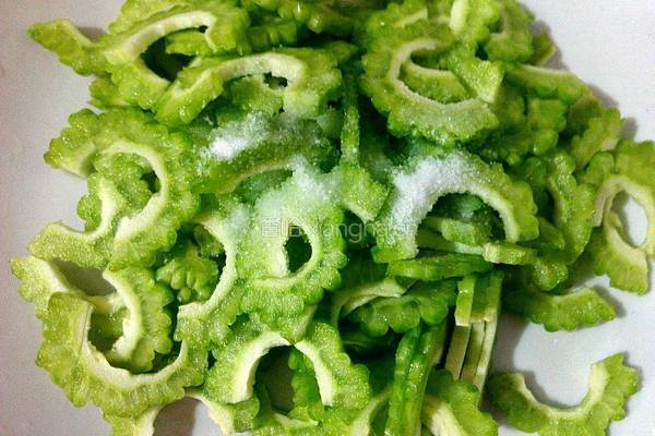 榨菜炒苦瓜的做法图解1