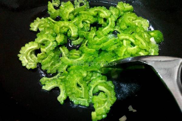 榨菜炒苦瓜的做法图解3