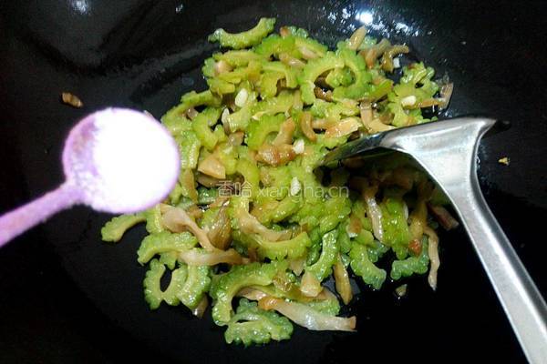 榨菜炒苦瓜的做法图解5