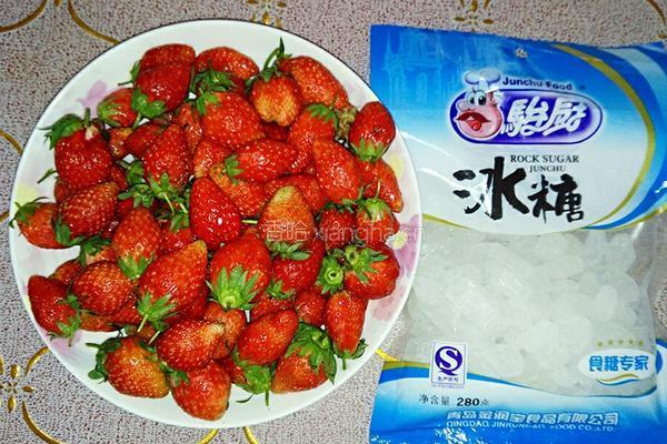 草莓罐头的做法图解1