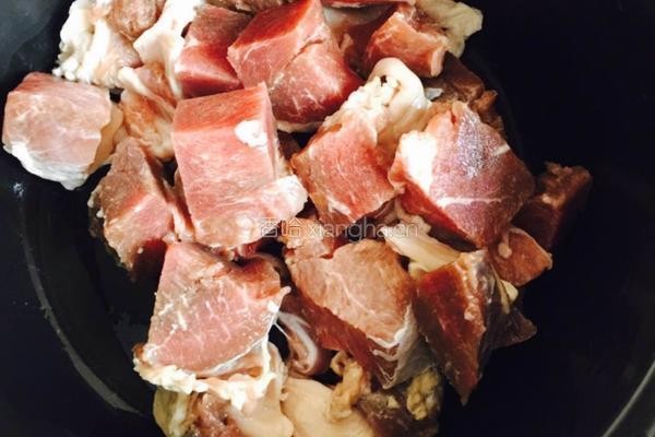 土豆炖羊肉的做法图解1