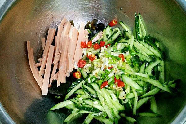 凉拌木耳火腿黄瓜丝的做法图解6