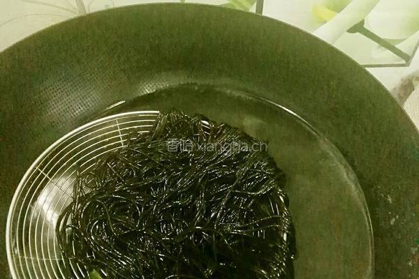 凉拌蕨根粉的做法图解3