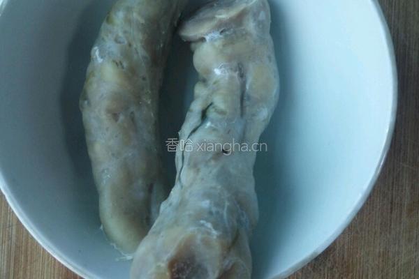 蒜苗炒腊肠的做法图解2