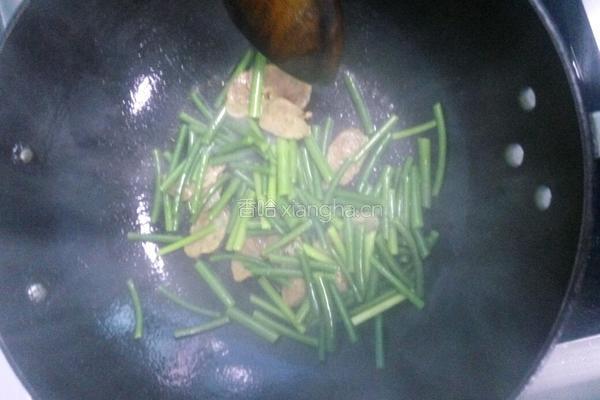 蒜苗炒腊肠的做法图解6
