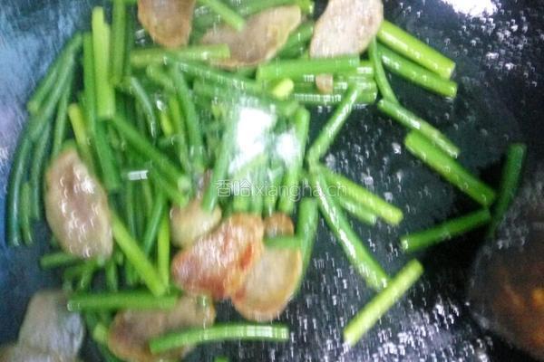 蒜苗炒腊肠的做法图解7