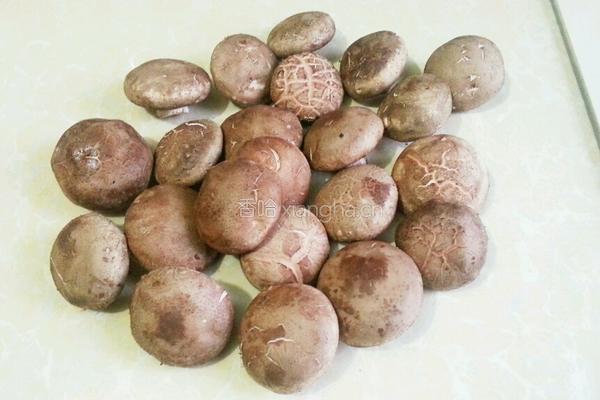 原汁原味卤香菇的做法图解1