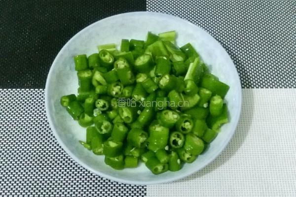 青椒爆炒鸡丁的做法图解3