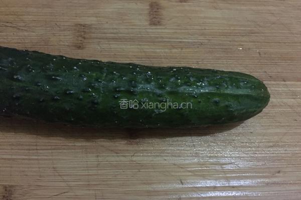 酸辣蓑衣黄瓜的做法图解1