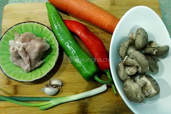 香菇胡萝卜炒肉的做法图解1