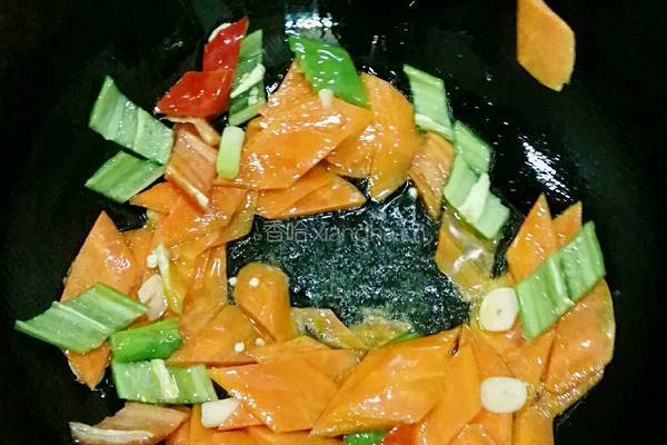 香菇胡萝卜炒肉的做法图解6